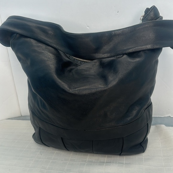 Sleek Black Hobo Bag with Timeless Design - Picture 3 of 11